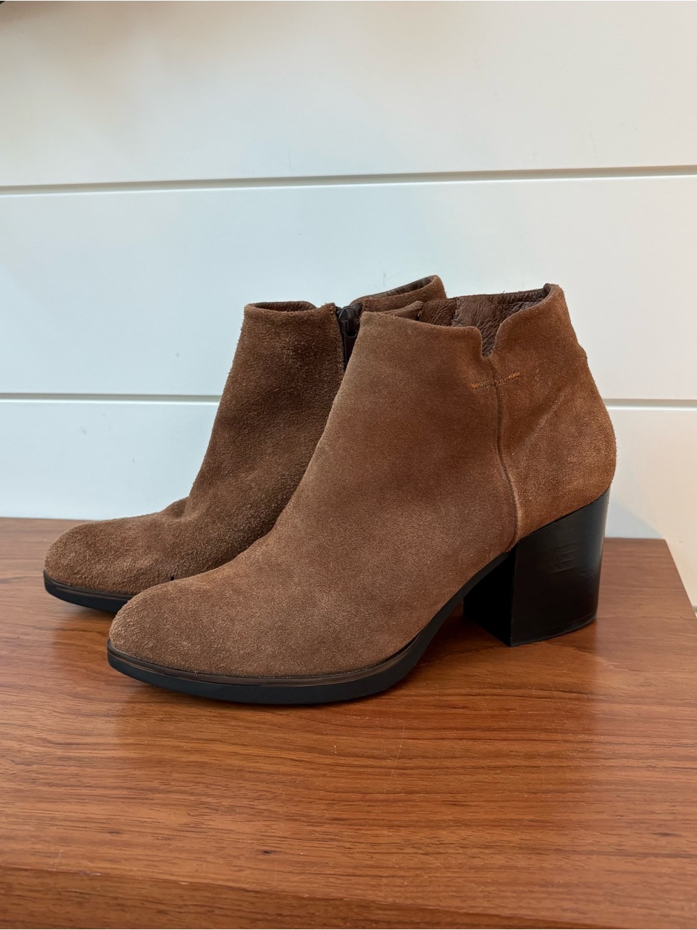 Eric Michael Women’s Brown Suede Ankle Chic Booties Boots Block Heel 37 US 6.5